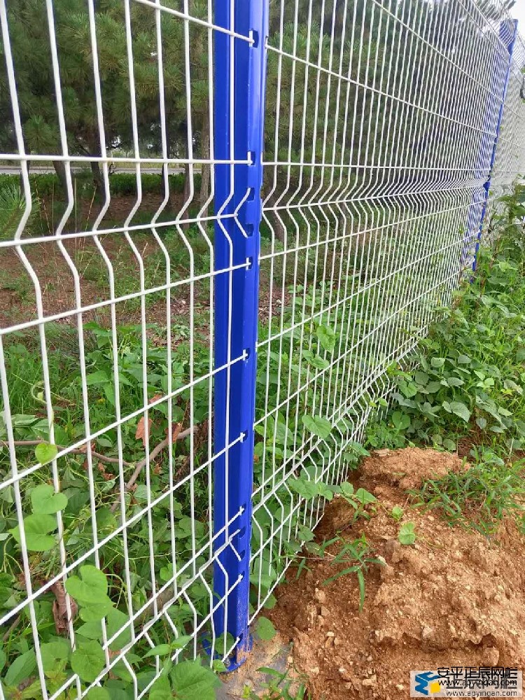 山東客戶桃型柱護欄網施工效果圖